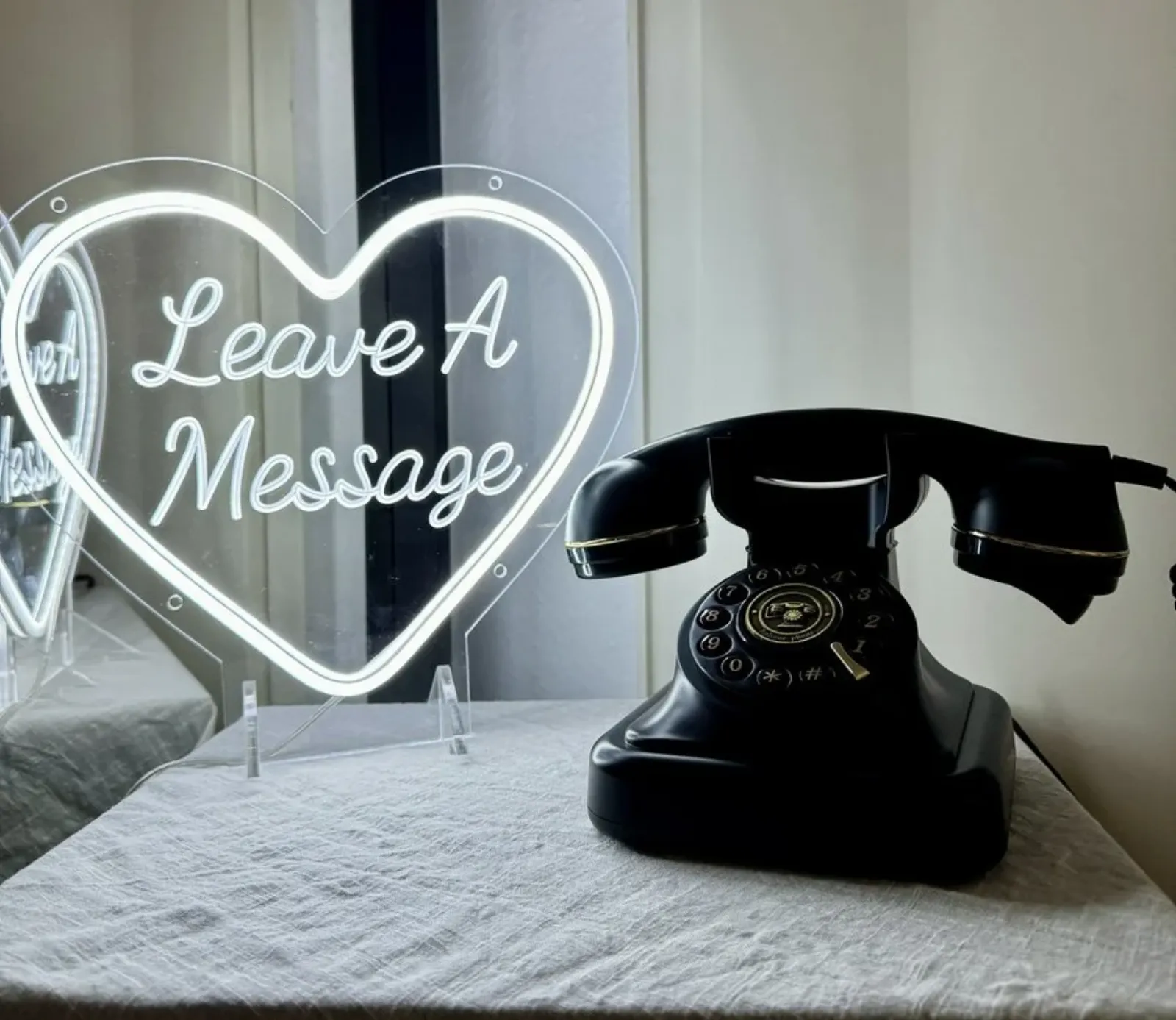 Audio-Gästebuch — Retro-Telefon in Weiß auf Hochzeitstisch mit Leuchtschild