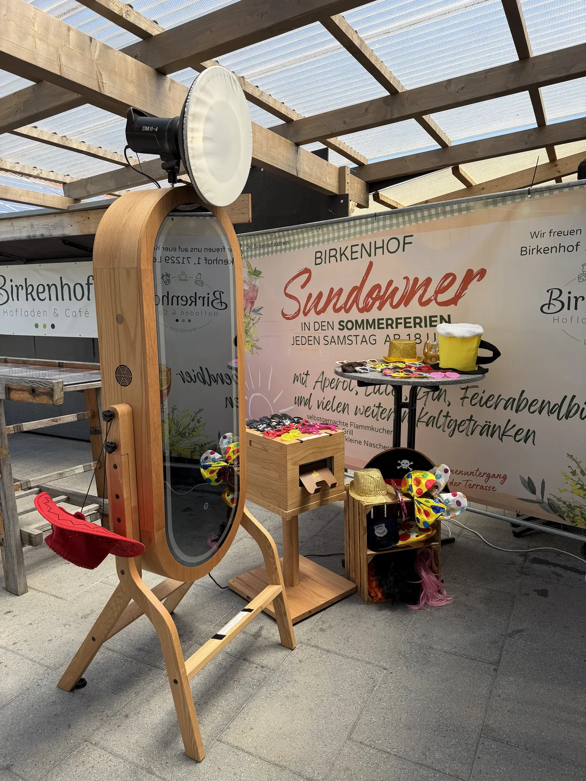 Fotospiegel mit Ringlicht auf der Sonnenterrasse des Birkenhof Warmbronn vor dem Sundowner-Banner