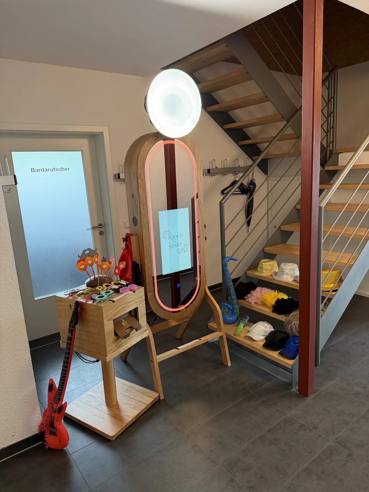 Fotospiegel im Narrenheim der Narrenzunft Deckenpfronn neben der Treppe, mit Requisiten