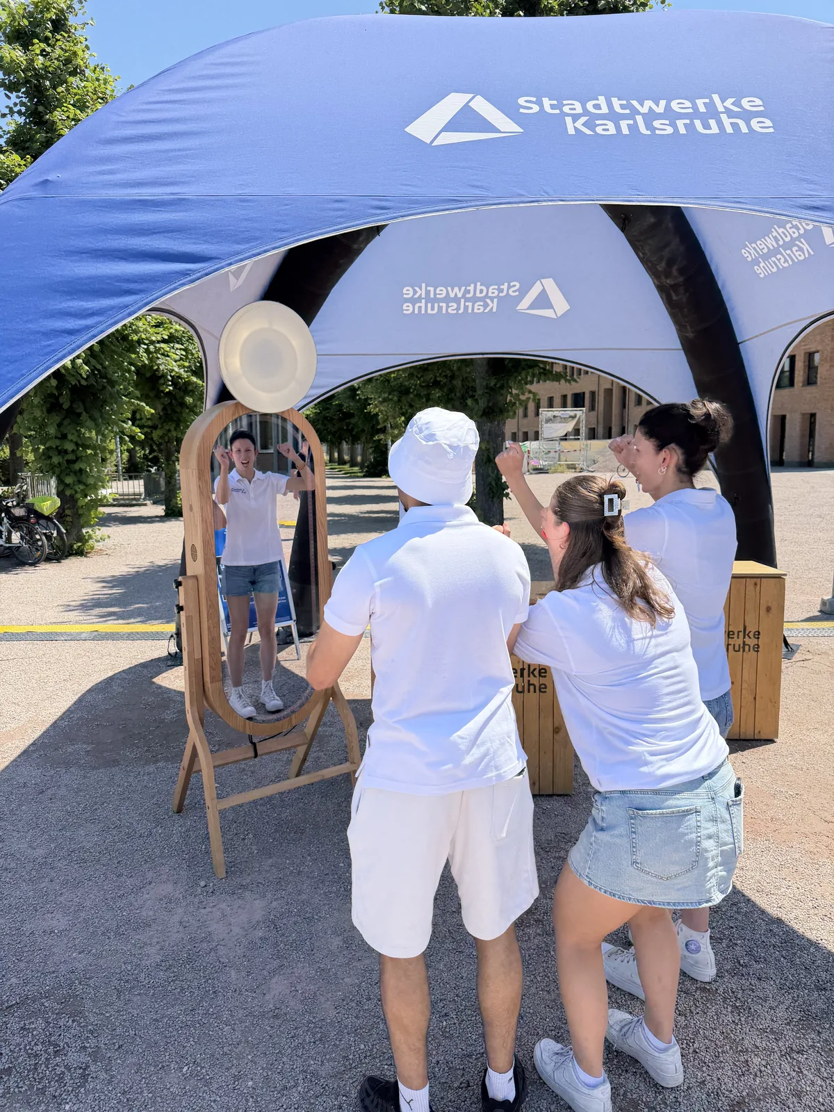 Fotospiegel unter einem Stadtwerke-Karlsruhe-Zelt auf dem Schlossplatz Karlsruhe bei einem Outdoor-Event