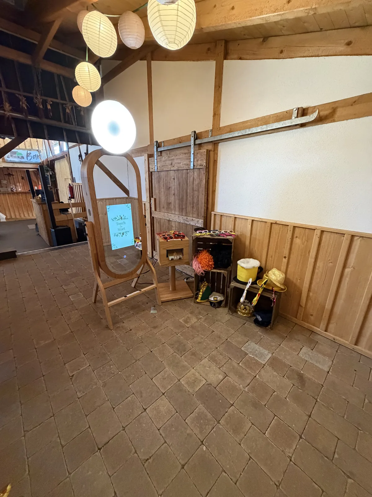 Fotospiegel in der rustikalen Wiesenscheune Freiberg am Neckar mit Papierlampions und Holzbalken
