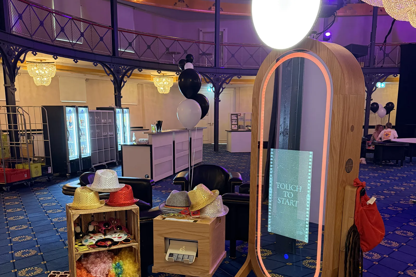 Fotospiegel in der historischen Alten Reithalle im Maritim Hotel Stuttgart mit Glas-Stahl-Decke und Kronleuchtern
