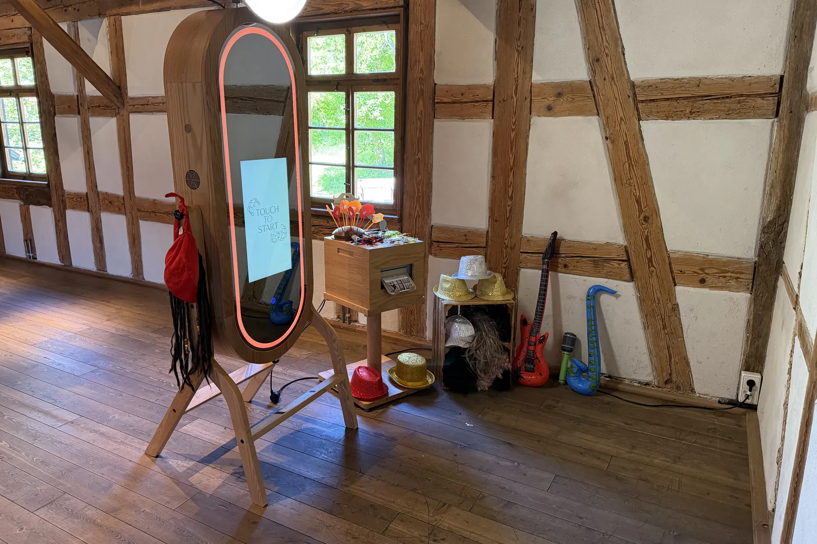 Fotospiegel im Fachwerk-Fruchtkasten des Weinguts Steinbachhof bei Vaihingen an der Enz
