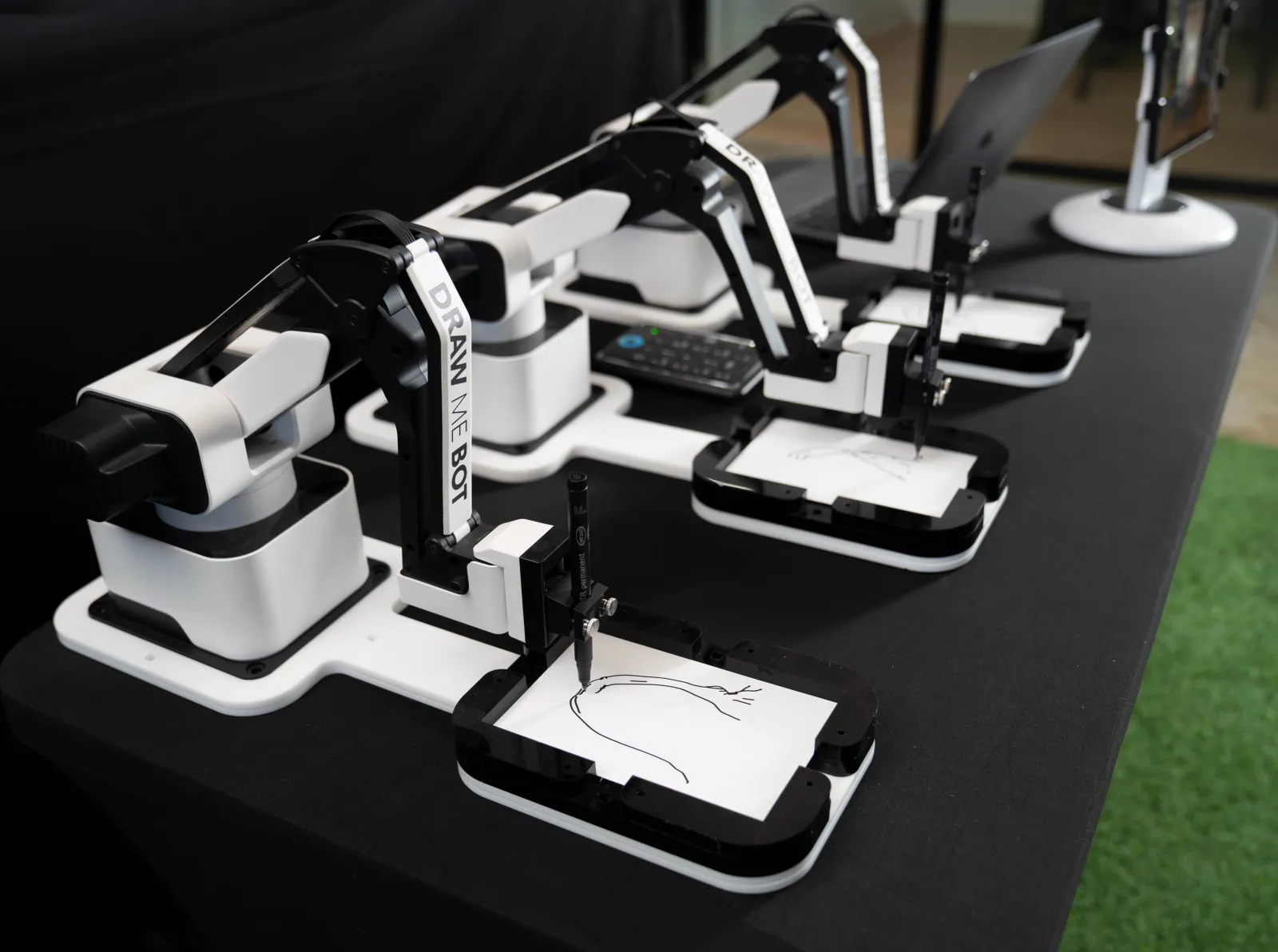 KI Zeichenroboter auf Stuttgarter Event — Roboterarm zeichnet Portrait