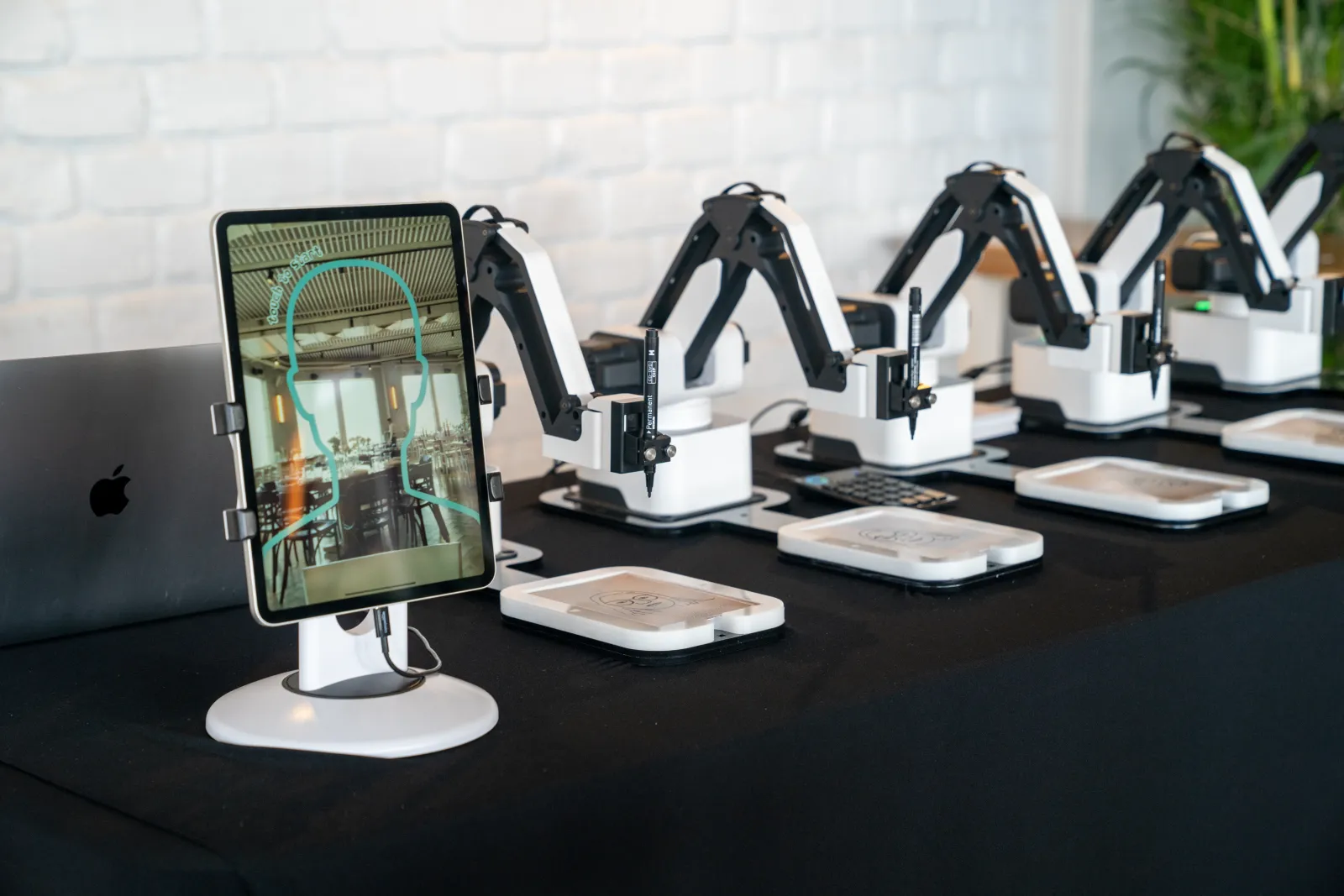Vergleich KI Zeichenroboter und klassische Fotobox auf Hochzeit