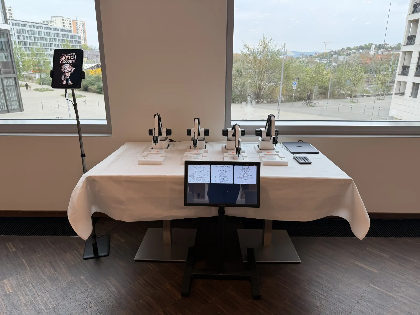 KI Zeichenroboter im Einsatz auf einer Hochzeit — Roboterarm zeichnet Portrait live