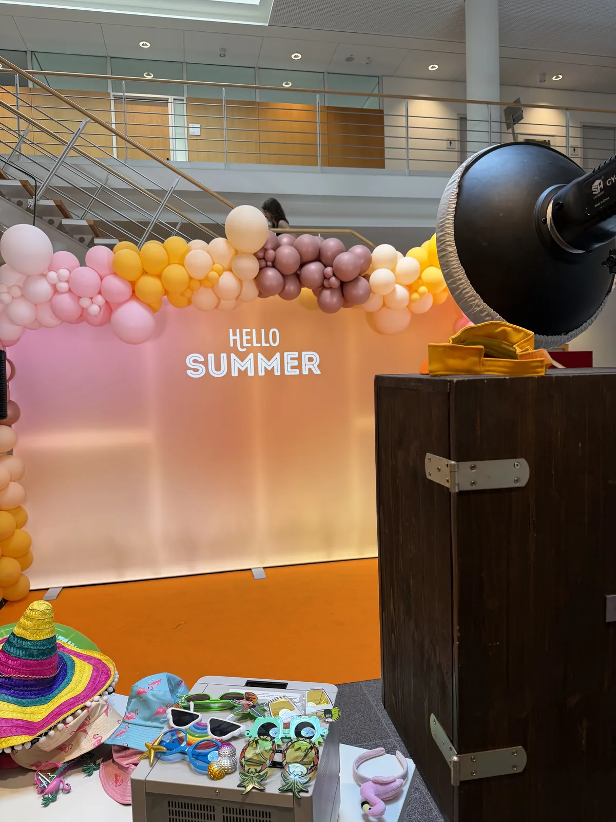 Handgebaute Holz-Fotobox mit Studiolicht vor einer Hello-Summer-Ballonwand beim Sommerfest eines Stuttgarter Unternehmens