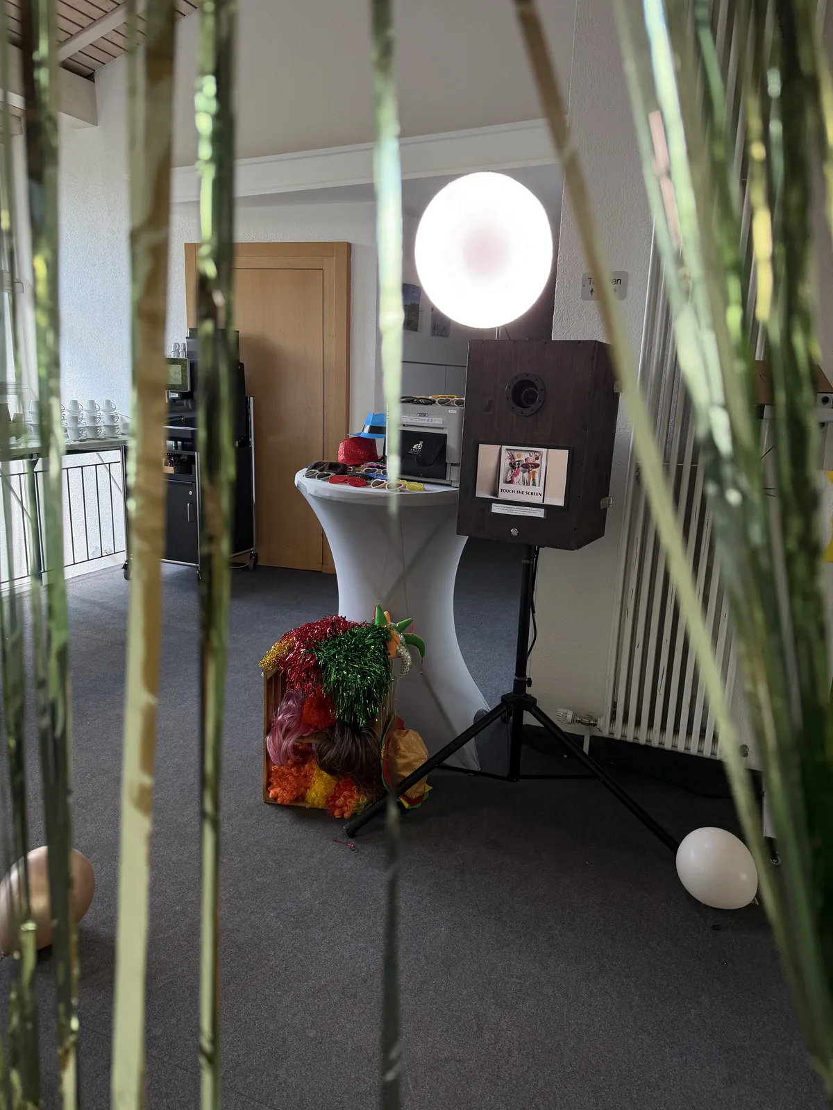 Klassische Holz-Fotobox mit großem Studiolicht und tropischer Bambus-Dekoration in der Marienburg Stuttgart
