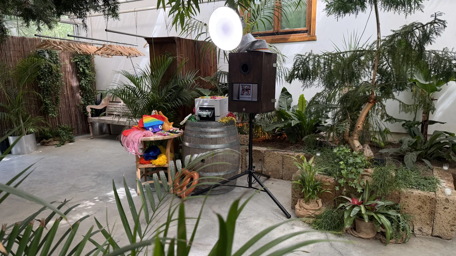 Klassische Holz-Fotobox mit Studiolicht im Gewächshaus-Ambiente der Gärtnerei Elsässer in Stuttgart-Vaihingen