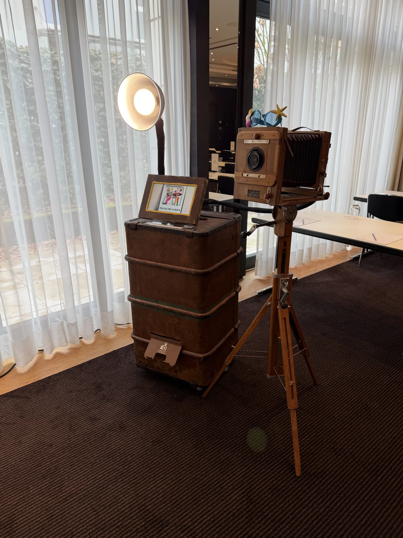 Vintage Fotobox aus Echtholz im Foyer des Parkhotel Stuttgart Messe-Airport