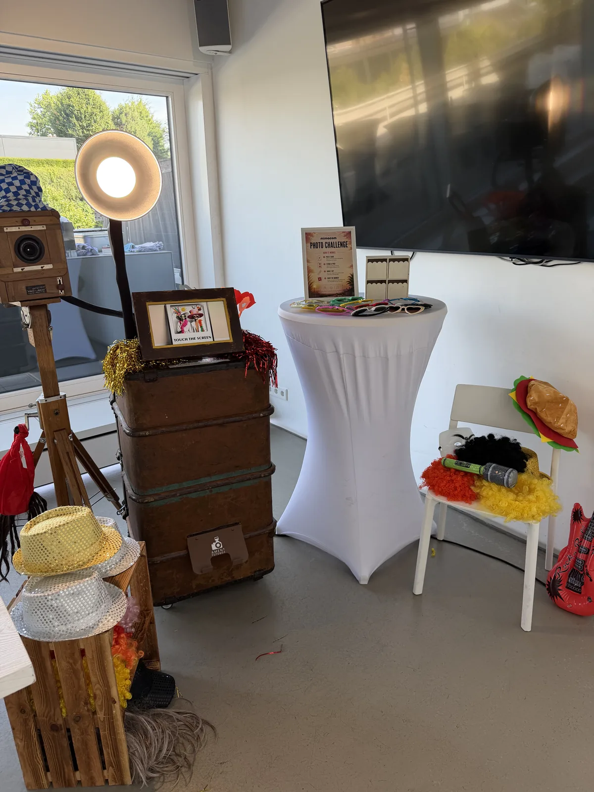 Vintage Fotobox neben einem Stehtisch mit Photo-Challenge und großem Bildschirm für die KI Fotobox im Heaven0711 Stuttgart