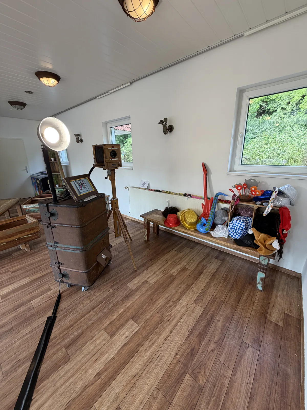 Vintage Fotobox mit Plattenkamera und Studiolicht in einem hellen Raum im Riverhouse Stuttgart am Neckar