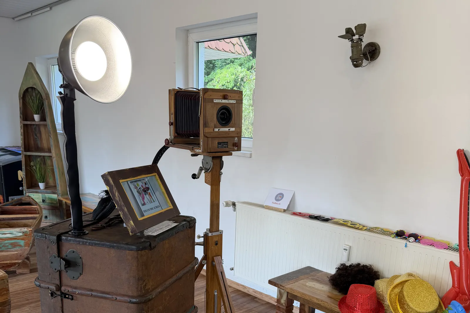 Vintage Fotobox mit Plattenkamera und Studiolicht in einem hellen Raum im Riverhouse Stuttgart am Neckar