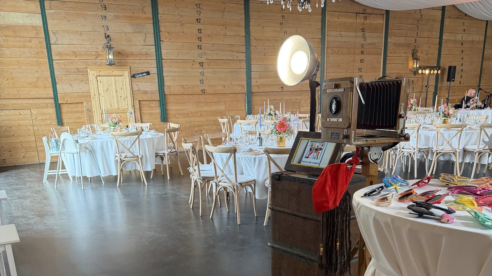 Vintage Fotobox aus Überseekoffer und Plattenkamera in der festlich gedeckten Scheune von Hof Leutenecker bei Remseck