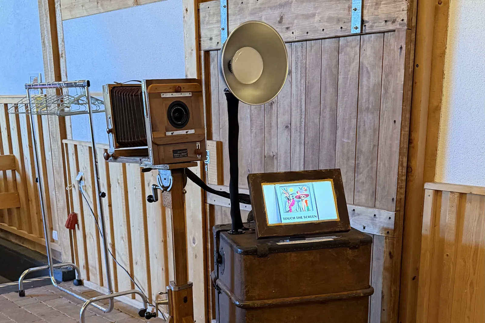 Vintage Fotobox aus Überseekoffer und Plattenkamera vor rustikaler Holzwand in der Wiesenscheune Freiberg am Neckar
