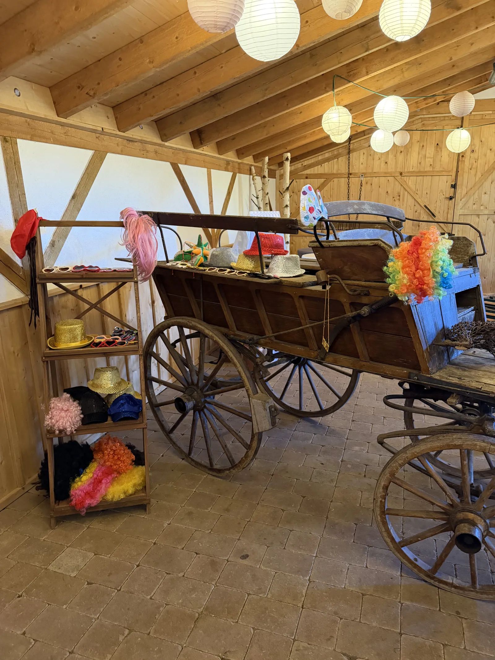 Vintage Fotobox aus Holz auf einer Hochzeit in der Wiesenscheune
