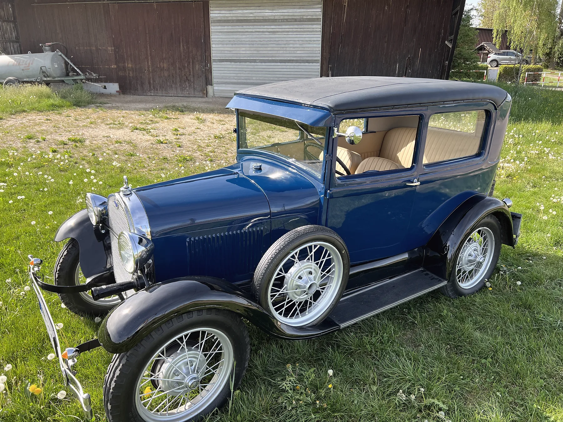 Ford Model A 1928 vor historischer Scheune