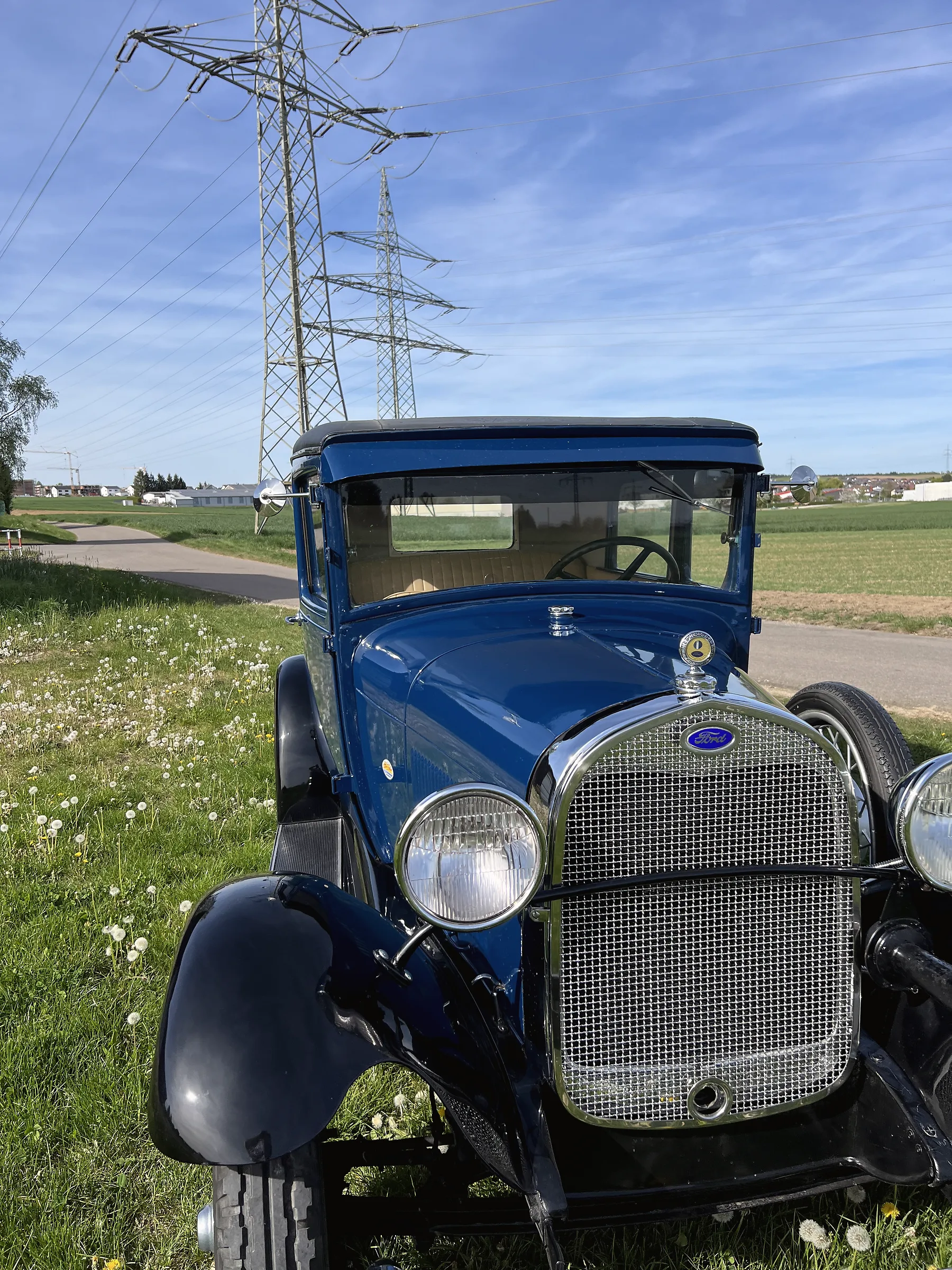 Ford Model A 1928 Frontansicht — heroischer Winkel auf den Kühlergrill