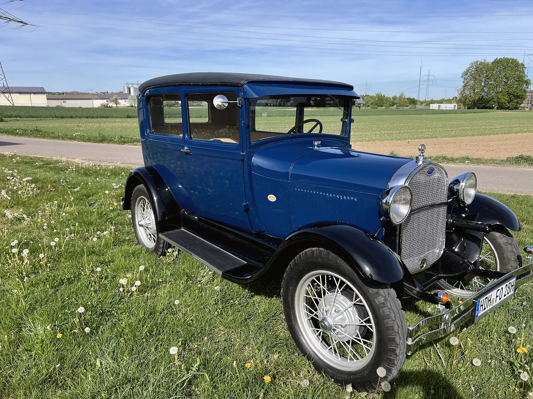 Ford Model A 1928 Drei-Viertel-Frontansicht im Wiesenfeld