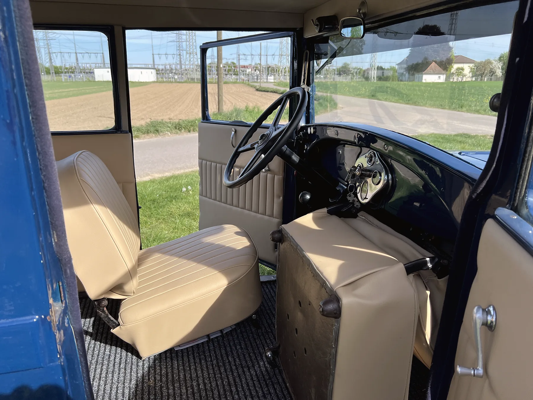 Cockpit des Ford Model A 1928 — Lenkrad und Vintage-Armaturen