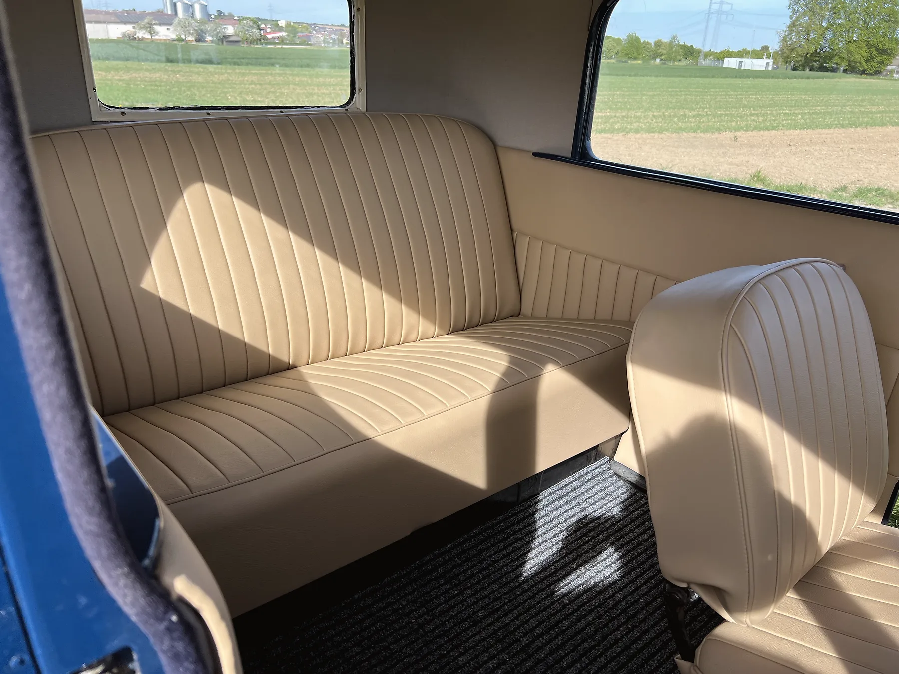 Rücksitzbank des Ford Model A 1928 mit cremefarbenem Leder