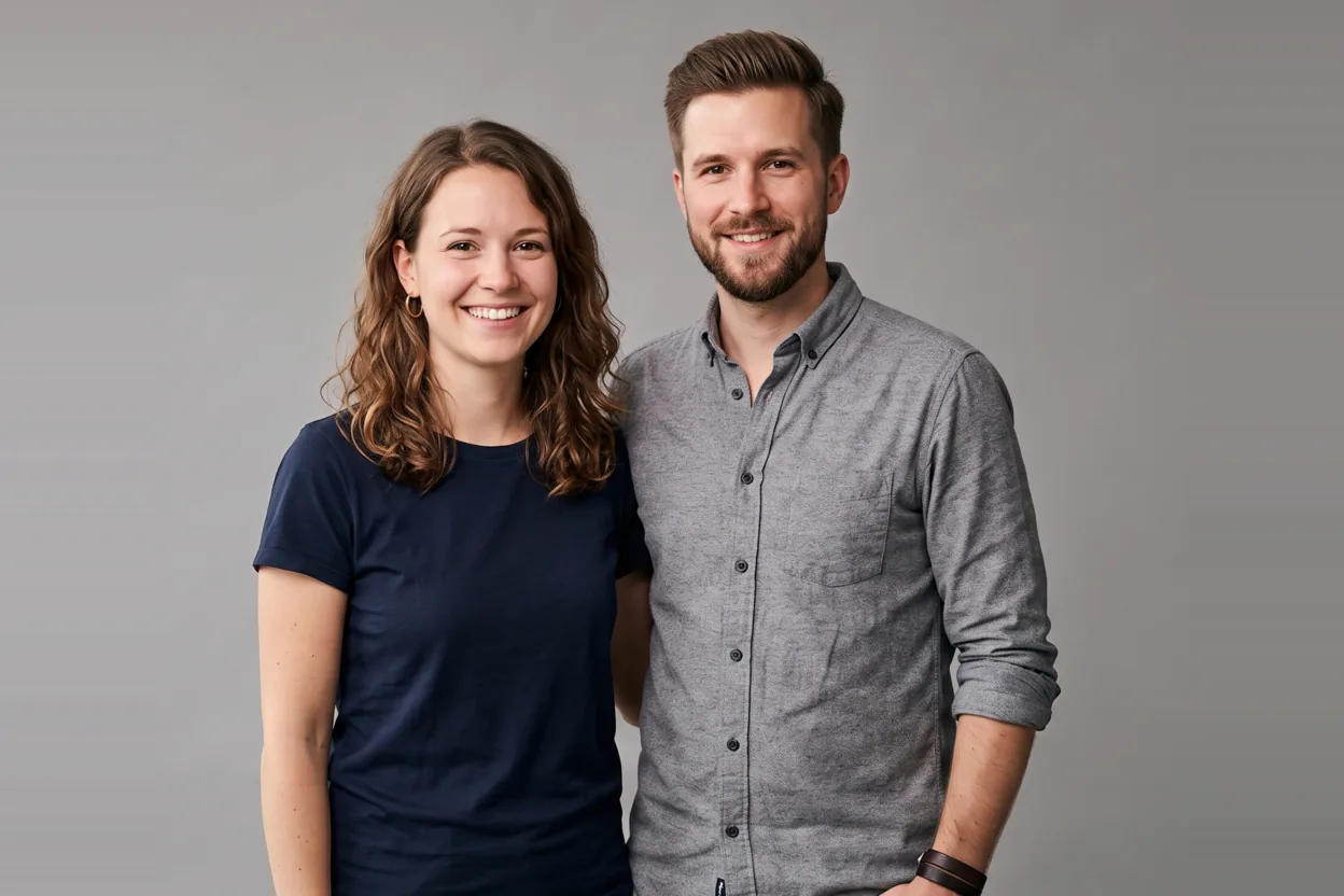 Paar vor grauem Fotobox-Hintergrund, unbearbeitetes Ausgangsfoto ohne KI-Stil